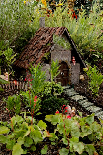 Декоративни малка къща за градина или цветни лехи за къщи