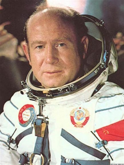 Каква е фамилията на първия космонавт, космическа разходка
