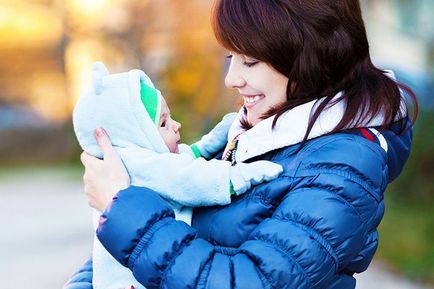 Как да се облича бебето си на разходка вкъщи и таблицата с температура