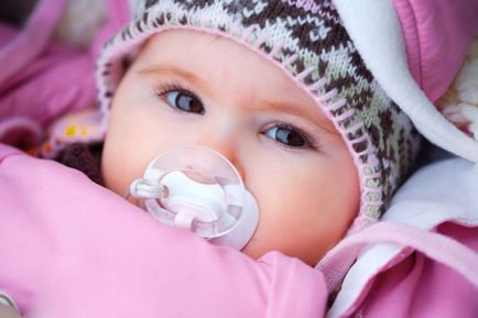 Как да се облича бебето си на разходка вкъщи и таблицата с температура