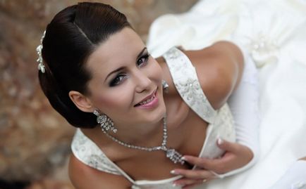 Как да изберете бижута за сватбена рокля - съвети и снимки