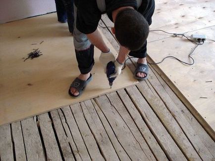 Как да се положи на шперплат върху дървена или бетонова плоча