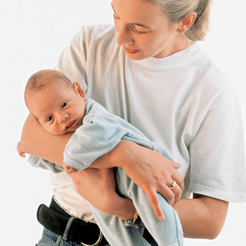 Как да приемате, задръжте и носене на новородено бебе в ръцете си