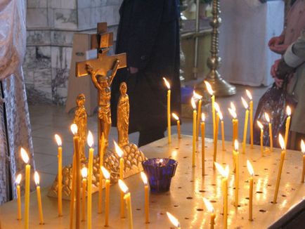 Как да се сложи свещ в църквата, от която му светлина