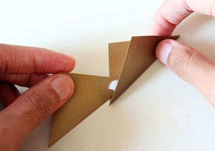 Как да направите венец от картон с ръцете си
