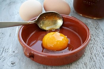 Маската на яйчен жълтък, мед и масло необходимо хидратация за кожата