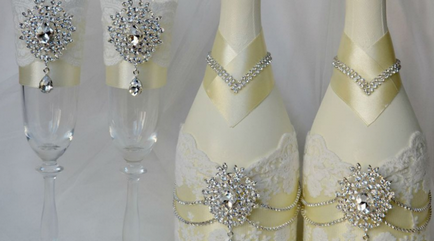 Осъществяване на сватбени чаши и бутилки с ръце материали за боядисване