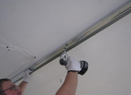 Завършване на тавана панели на PVC обшивка с ръцете си пластмасова технология (видео)