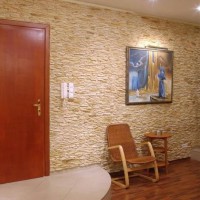 Декорация на стените на изкуствен камък в коридора с възможности за оформяне на снимка