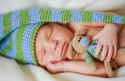Защо новородено бебе не спи или не спи през деня - причините, които правят
