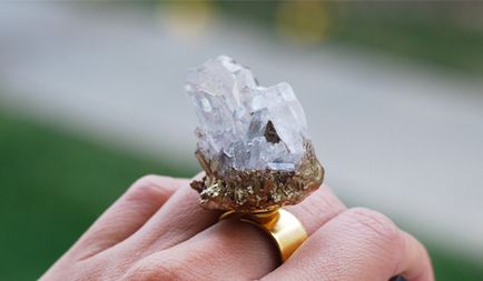 Стилен пръстен с естествен камък с ръцете си