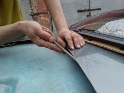 Инсталиране на люка на покрива на колата с ръце