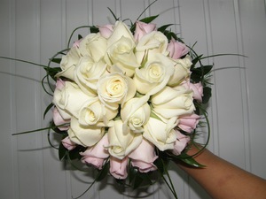 Значение на цветя, за да се даде под формата на бяло, синьо и розови рози