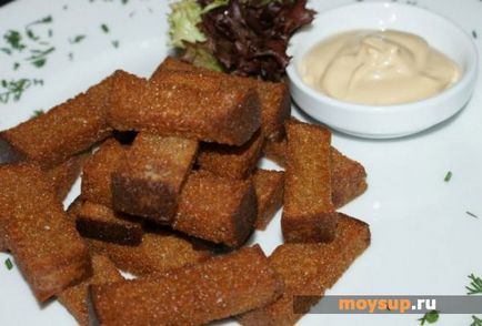 Бързо и вкусна салата от колбаси с домати сирене и бисквити