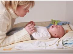 Какво да правим, ако бебето запек, отколкото родителите могат да помогнат на детето