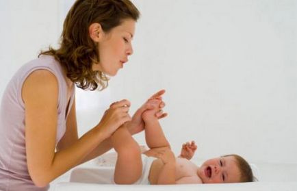 Какво да правим, ако бебето запек, отколкото родителите могат да помогнат на детето