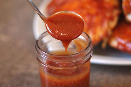 Ние правим вкусен сос от доматено пюре за барбекю