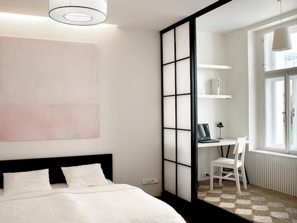 Интериорен дизайн малък и тесен спалня стая с балкон или лоджия в проекти апартамент