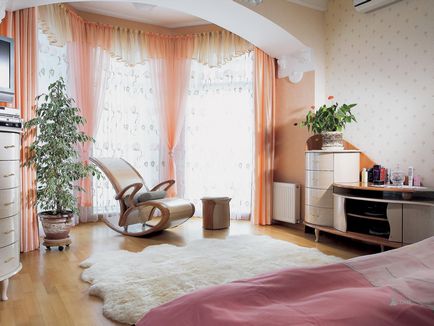 Интериорен дизайн малък и тесен спалня стая с балкон или лоджия в проекти апартамент