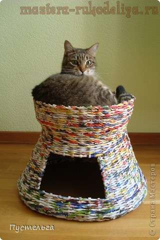 Малка къща за котка от вестници