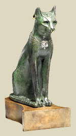 В египетската богиня Бастет (Баст) - богиня с глава на котка - египетските пирамиди завинаги!