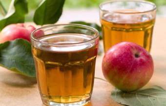 Готвене вкусни ябълков сок за зимата у дома с или без sokovarkoy