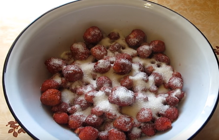 Дебела и вкусни сладко от ягоди през зимата рецепти с цели плодове