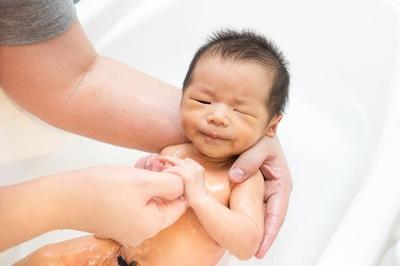 Колко често да се къпе новородено (ако имате нужда да се къпе всеки ден)