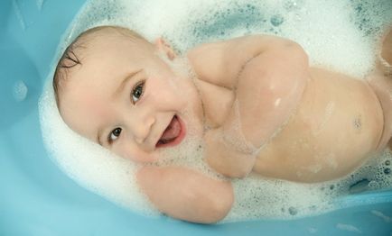 Колко често да се къпе новороденото с правилата, къпането