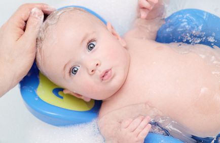 Колко често да се къпе новороденото с правилата, къпането