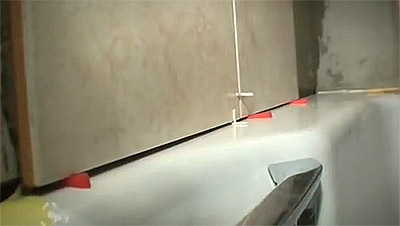 Как да се плочки на стената на банята