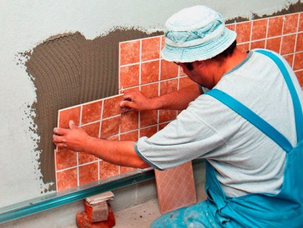 Как да се плочки на стената в инструкциите за инсталиране на баня