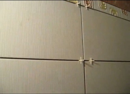 Как да се плочки на стената в инструкциите за инсталиране на баня