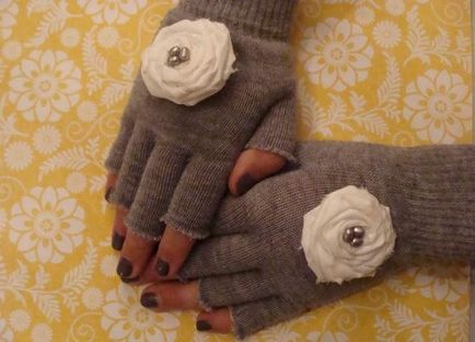 Как да се украсяват красива плетени ръкавици без пръсти