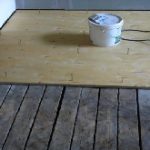Как да се определи пластмасов цокъл на пода