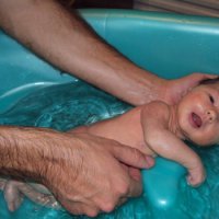 Как да се къпе бебе в един месец