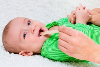 Как за лечение на гърлото сестрински бебе до 1 година и облекчаване на болката новородено