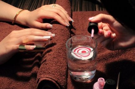 Как да лакирайте ноктите си с помощта на вода идеи вода маникюр и красиви нокти - допълнение към вашия имидж