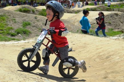 Как да се научи детето си да карам колело овладяване на двуколесни и триколесни велосипеди