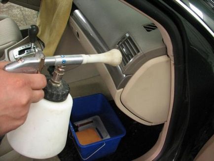 Как да се почисти от местата в колата у дома