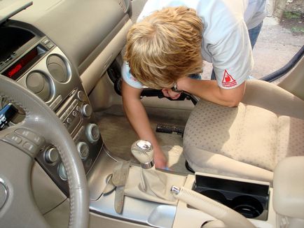 Как да се почисти от местата в колата у дома