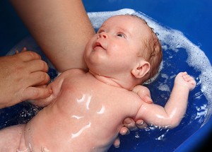 Как да се къпе новородено момче - подготовка за водни процедури, като къпане, време