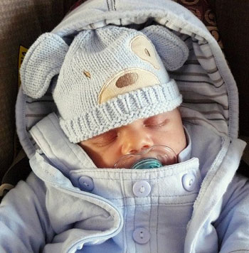 Как да носите новородено бебе на разходка през зимата