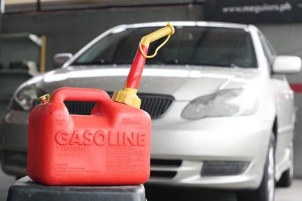 Как да се източи и източване на бензин от маркуча на газова бутилка с машина резервоар, чужда кола