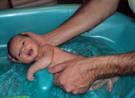 Как правилно да се грижи за новородено момче, го къпят, бейби хигиена, като се вземат предвид