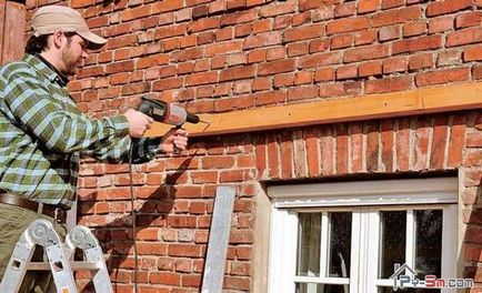 Как да се Прикрепете дървена греда на стената