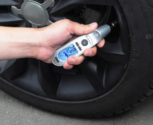 Как да се провери налягането в гумите - измерване на видео на собствения си