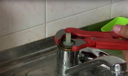 Как да разглобявате единичен лост миксер с ръцете си