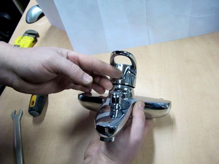 Как да разглобявате единичен лост миксер с ръцете си