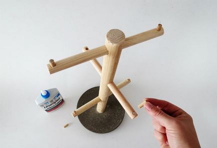 Как да си направим дървена поставка за чаши ръцете му